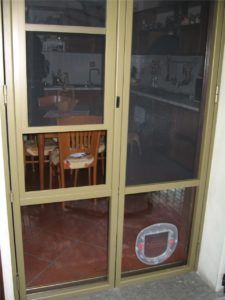 Zanzariera a 2 battenti con sportello cane